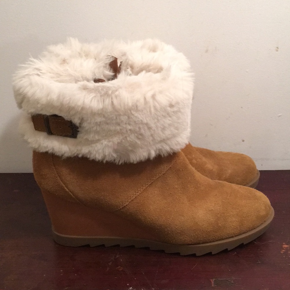 Koolaburra Tan and White Ankle Boots with Faux Fur Cuff